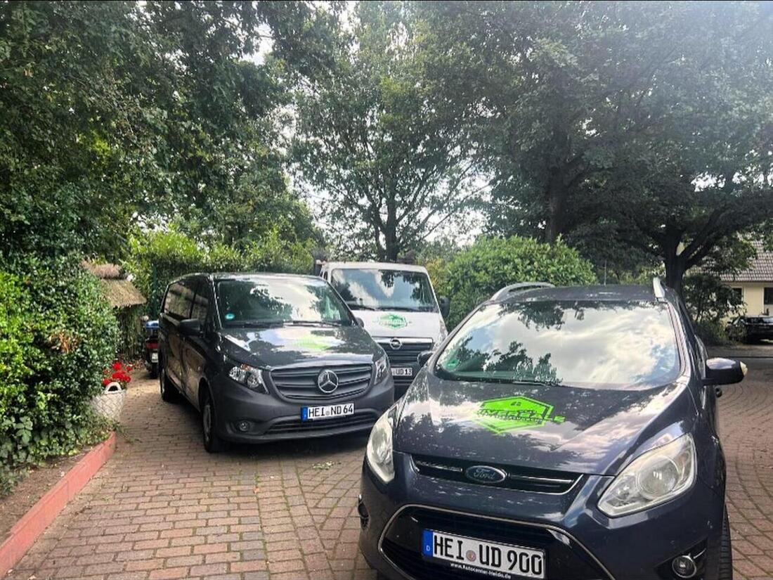 Fahrzeuge des Fuhrparks nebeneinander auf dem Betriebsgelände