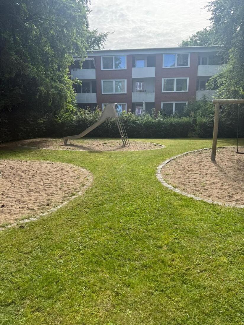 Gemähte Rasenfläche vor einer Wohnanlage
