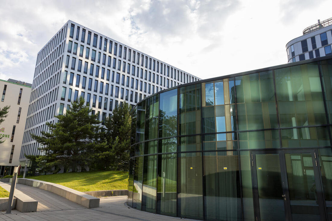 Moderne Wohn- und Büroanlage mit gepflegter Grünfläche davor
