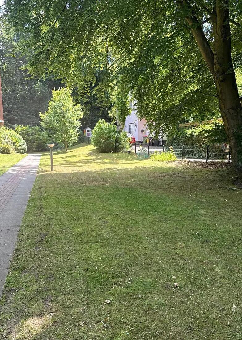 Gemähter Rasen und sauberer Weg in einer Grünanlage