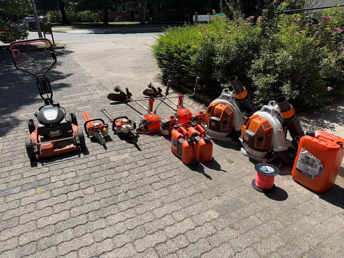 Aufgereihte Motorgeräte für den Garten- und Landschaftsbau: Freischneider, Heckenscheren und Laubbläser