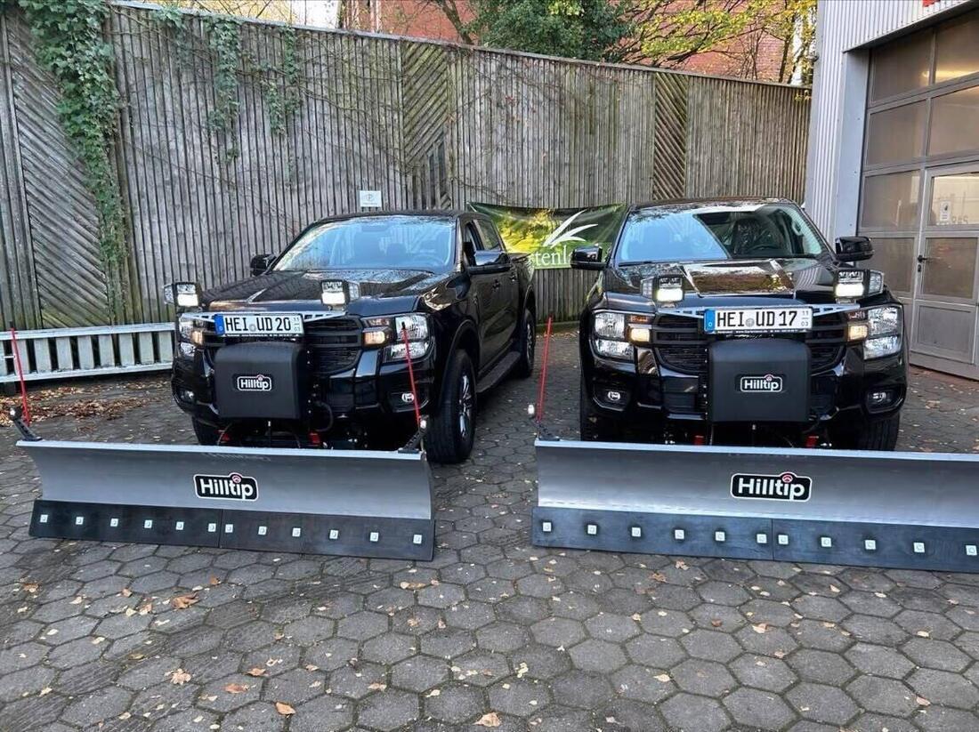 Zwei Ford Ranger mit montiertem Hilltip-Schneeschild für den Winterdienst
